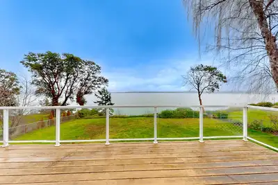 Image de Bayfront home with amazing water & mountain views, deck, lawn, grill, streaming