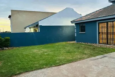 Image de Modern Airb&b  with Wi-Fi Soweto  near famous entertainment sites.
