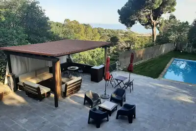 Image de Appartement à Canet de Mar entouré de nature, piscine et vue sur la mer.