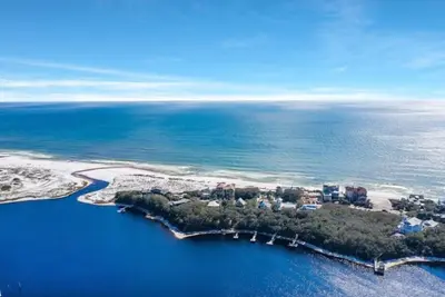 Image de Lake front, with Gulf View! Perfect for large groups! 10 min walk to beach.