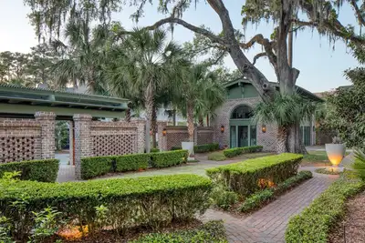 Image de The Garden Gates - May River Front Views!
