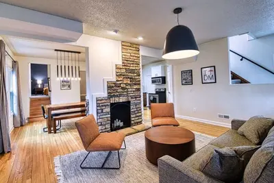 Image de Hot Tub, Fenced Yard, Games, Office/Gym + Pets Ok!