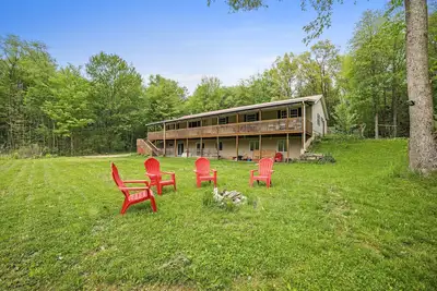 Image de Large forest retreat, 2 minutes from public boat launch