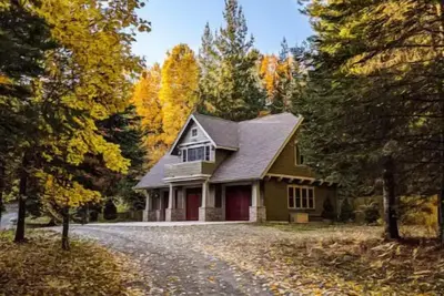Image de Quiet carriage house in the woods, full kitchen, garage