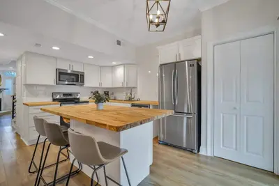 Image de Bright and Chic Apartment Steps to Forsyth w/ Parking by Lucky Savannah