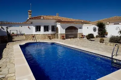 Image de Villa \"Vista De Las Colinas\" avec vue sur les montagnes, piscine privée et Wi-Fi.