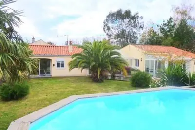 Image de Maison avec piscine bois, 8 personnes, entre centre ville et mer, jardin clos