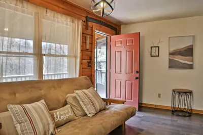 Image de Cozy cabin 10 minutes to Harrah's Cherokee!