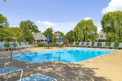 Image de Juniper Presents: Elegant-Comfy Fmly Getwy, Pool Access, Porch w/ Pond+Pool Views