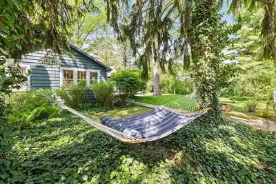 Image de Juniper Presents: Chic+Cozy Cottage-Stylish Charm+Comfort-1Blk frm Prvate Beach!