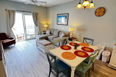 Image de Perfectly Located Condo with amazing ocean views and 1 block from the beach!