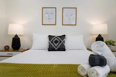 Image de Be A Nomad | New Listing l 2br 3 blks to beach - D