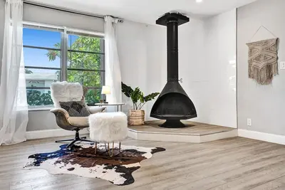 Image de 𓇼Modern luxury𓇼 designer home, king beds & Bbq