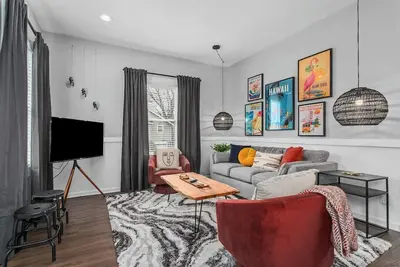 Image de Spacious Duplex w/ 4 Bedrooms Near Food | 17&18
