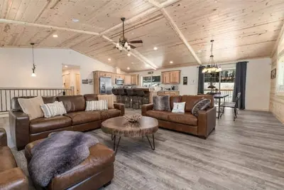 Image de New Cozy Cabin-Hot tub-Game room-Great location!