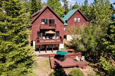 Image de Cozy Mountain Retreat in Tahoe Donner with Large Deck and Mountain Views