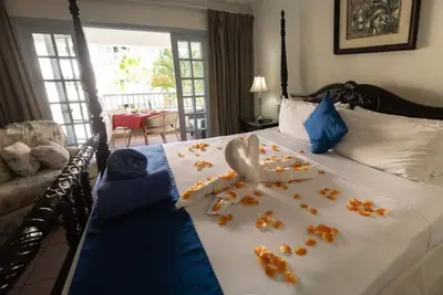 Image de Contemporary Unit Close to Dover Beach! Onsite Swimming Pool, Free Parking