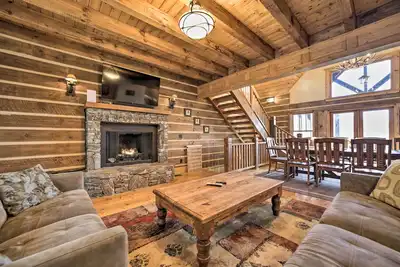 Image de Franklin Cabin w/ Hot Tub + Pool Table!