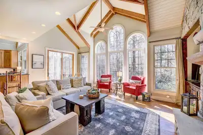 Image de Lake Access + On-Site Creek: Lake Toxaway Home!