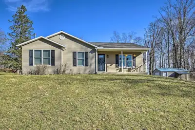 Image de Berkeley Springs Vacation Home w\/ Fire Pit!