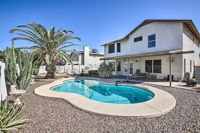 Image de 1 Mi to State Farm Stadium: Home w/ Pool & Grill!