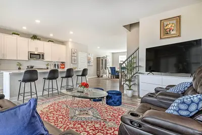 Image de Modern & Spacious Family Home w\/ Pool Access!