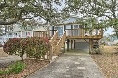 Image de Cozy Oak Island House < 1 Mi to Beaches!