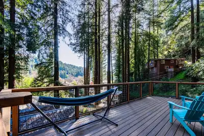 Image de Romantic Redwood Hideaway - Hot Tub, A/C, Walk to Russian River and Downtown