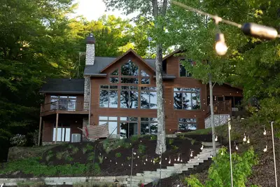 Image de Mecosta Lakefront Cabin. Golfers paradise