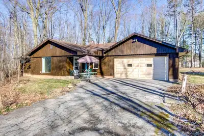 Image de Pet-Friendly Youngstown Cottage w/ Yard