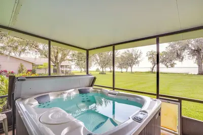 Image de Cozy Frostproof Escape w\/ Private Hot Tub!