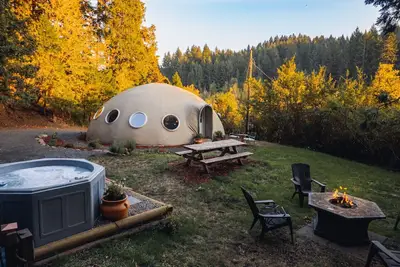 Image de The Eugene Dome: Wine Country, Nature, Hobbit Home