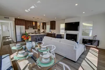 Image de Pet friendly 2bdr2b 2car spots hot tub roof