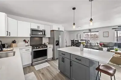 Image de Spacious 4-Bedroom freshly updated Home.