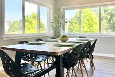 Image de Ideal for co-workers. Hot tub. 2 x kitchen & living areas. Garage.