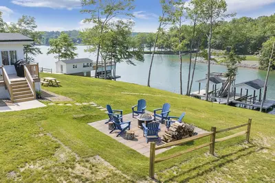 Image de Lake Starboard: Lakefront with private dock