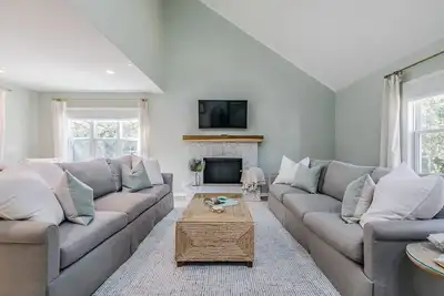 Image de Newly Renovated Short Walk to Beach and Beach Club - Sleeps 12