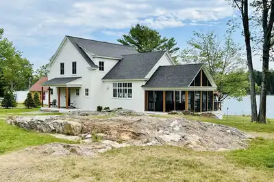 Image de A stunning \"Green Home\" on the coast of Maine.