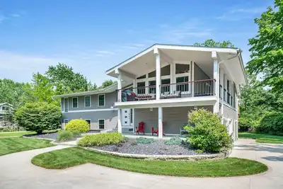 Image de Modern Retreat w/ Hot Tub & Fire Pit - Walk to Beach!