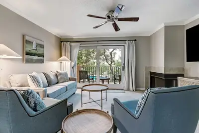 Image de Pet Friendly | Beautifully Furnished 2nd Floor SailmakerTownhome | 2. 5 Minute Walk to the Beach