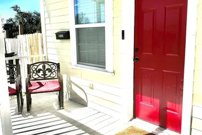 Image de 5 Mins From Airport! Cute Remodeled Historical Home