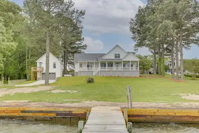 Image de Beautiful river house with dock and boat house