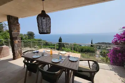 Image de Maison de vacances de rêve avec vue mer spectaculaire et situation idéale