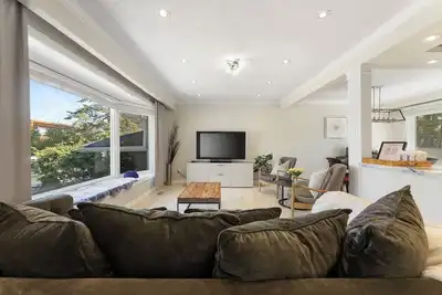 Image de 4 Bedroom & 3 Bath (sleep 8) cozy bungalow home in Richmond Hill