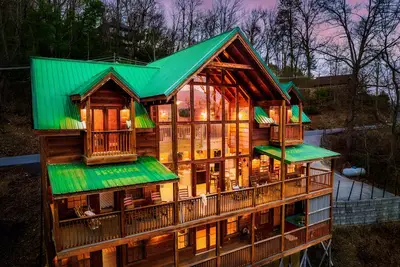 Image de The Alpine Chalet-Location, Views, Theatre Room, Hot tub, Game Room!