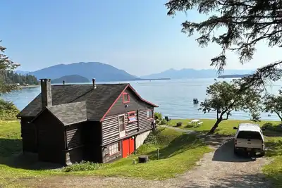 Image de Oceanfront cabin out the road and steps to the beach