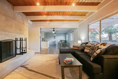 Image de 5-bedroom, grand but cozy house - sleeps 14, mountain views, huge yard