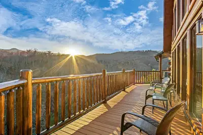 Image de Mountain view retreat w/ wrap-around deck, game room, & free attraction tickets