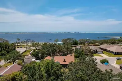 Image de Close to beaches w/small private beach access across street, partial Gulf View.