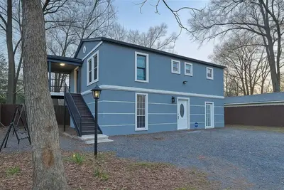 Image de Stylish & Cozy upstairs Apt-B